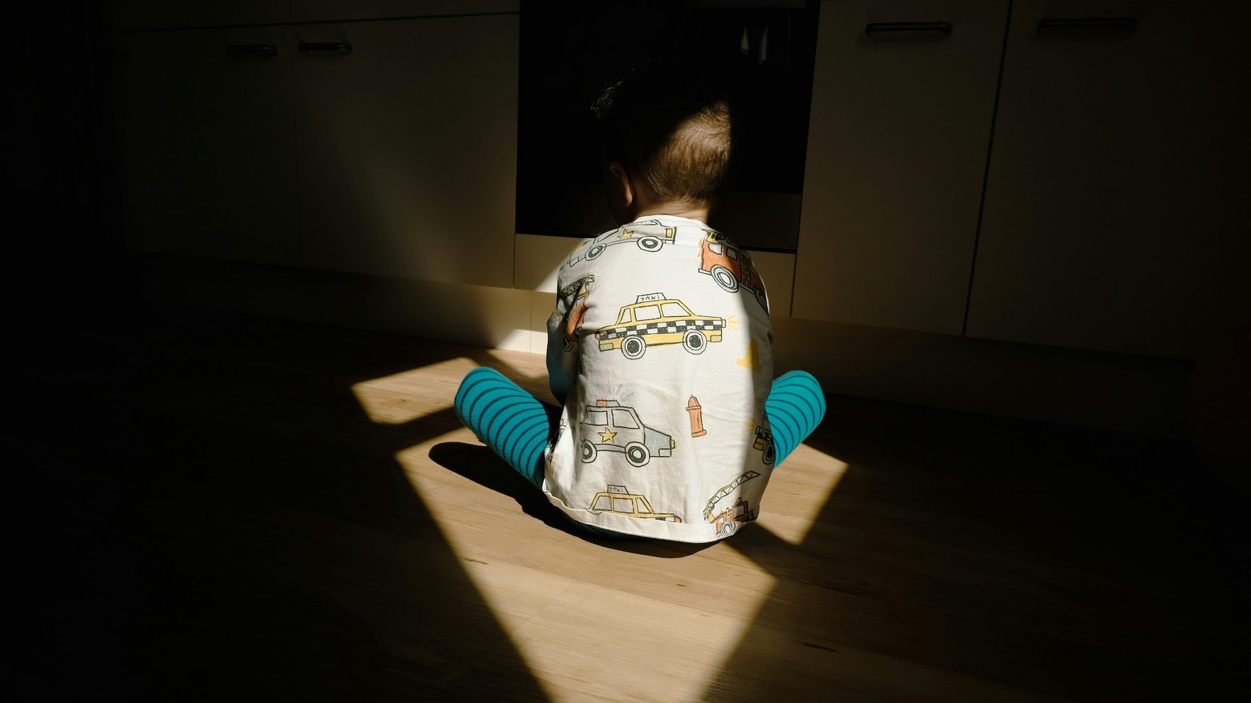 Žņaugts, sists, atstāts bez ēdiena un ūdens – kā no mātes ilgstoši cieš puisēns. Sākts kriminālprocess