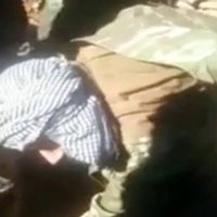 Video: Sīrijas nemiernieki parāda mirušu notriektā Su-24 pilotu