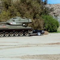 ВИДЕО: Шварценеггер на личном танке раздавил лимузин