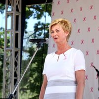 Valsts pirmā lēdija aicina Latvijas sievietes rūpēties par krūšu veselību