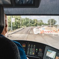 Foto: Brasas tiltu atzīst par tramvaja satiksmei drošu