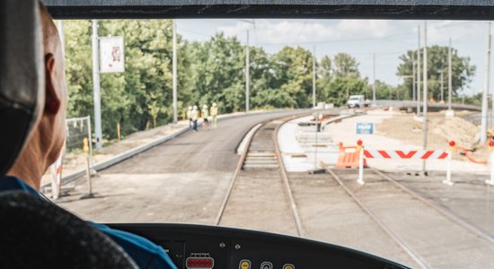 Foto: Brasas tiltu atzīst par tramvaja satiksmei drošu