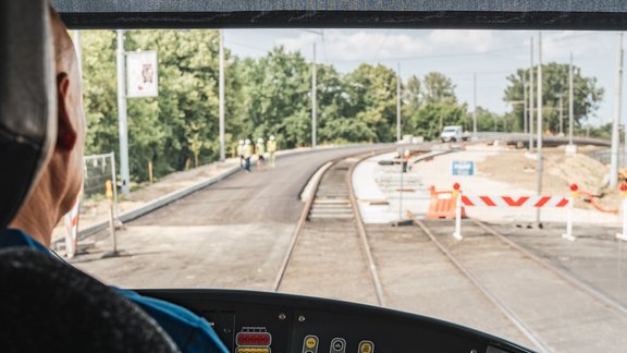 11. tramvajs dodas tehniskā braucienā pāri Brasas tiltam - 7