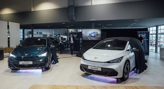 Foto: Latvijā prezentēts 'Cupra Born' elektromobilis