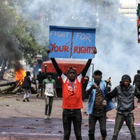 Video: Kenijā, protestējot pret nodokļu paaugstināšanu, demonstranti ielaužas parlamentā