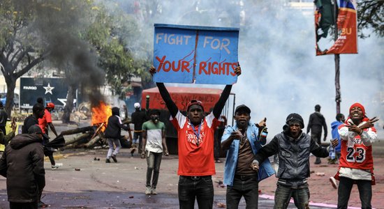 Video: Kenijā, protestējot pret nodokļu paaugstināšanu, demonstranti ielaužas parlamentā