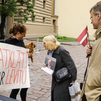 Video un foto: Pie Saeimas pulcējas daži Levita atbalstītāji