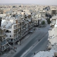 Vienošanās par evakuāciju apdraudēta – Alepo atsākušās kaujas