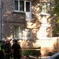 ФОТО: В Риге обрушился заасфальтированный балкон многоэтажки, пострадали два человека