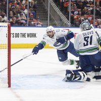 Šilovs kapitulē piecas reizes; "Oilers" duelī pret "Canucks" panāk septīto spēli