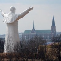 Fotoreportāža: Polijā atklāta lielākā Jāņa Pāvila II statuja