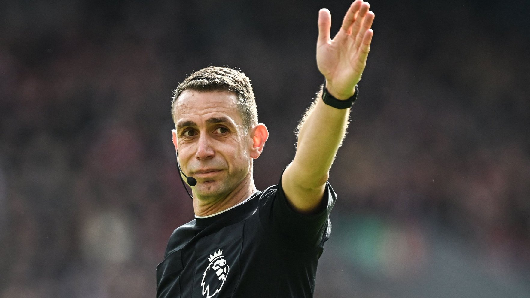 Skandālā iepītais britu futbola tiesnesis Kūts zaudē darbu