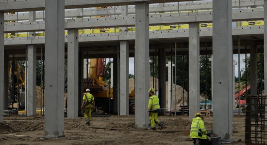 Foto: Ar nākotnes kapsulas iemūrēšanu atklāta 'Preses Nama Kvartāla' pirmās kārtas būvniecība