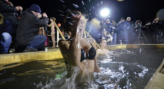 ФОТО, ВИДЕО: более 1,5 млн человек по всей России приняли участие в крещенских купаниях