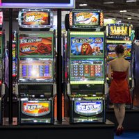 Komisija konceptuāli atbalsta alkohola aizliegumu azartspēļu vietās