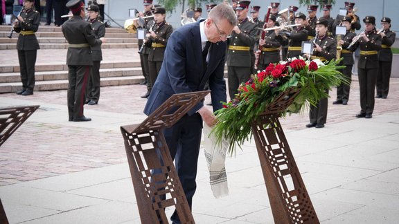 Rinkēvičs noliek ziedus pie padomju okupācijas upuru piemiņas memoriāla “Vēstures taktīla”