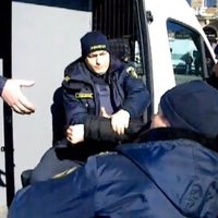 ВИДЕО: Как "хулиган" у памятника Свободы от пятерых полицейских сбежал