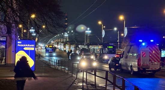 Smagā mašīna netālu no Akmens tilta aizķer tramvaja vadus (plkst. 19.39)