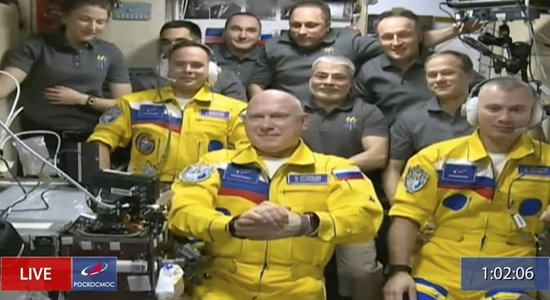 Роскосмос высказался о прибывших на МКС космонавтах в желтых комбинезонах