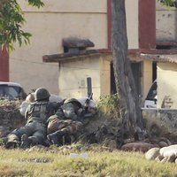 Indijas armijas nometnei Kašmirā uzbrukuši kaujinieki; nogalināti pieci karavīri un civiliedzīvotājs