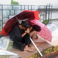 Filipīnās taifūna dēļ evakuēti 14 000 cilvēku; izpostītas mājas un pārrautas elektrolīnijas
