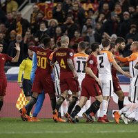 UEFA pēc Ukrainas pieprasījuma sāk izmeklēšanu pret 'AS Roma' par Doņeckas separātistu simboliku tribīnēs