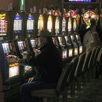 'Covid-19' dēļ opozīcija rosina aizvērt azartspēļu zāles