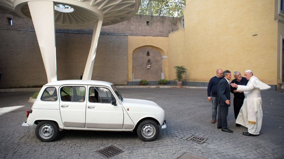 Pāvesta Renault 4 - 1