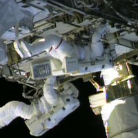 ASV astronauti atklātā kosmosā novērš SKS bojājumus (+FOTO)