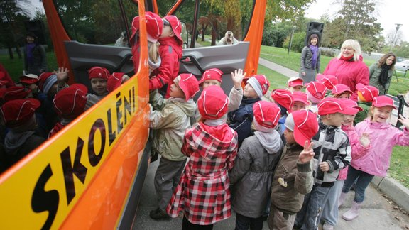 Grobiņā prezentē skolēnu autobusu - 25