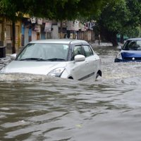 Foto: Indijā musonu lietusgāzēs 70 bojāgājušie