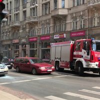 Video: Rīgas centrā aizdegas automašīna