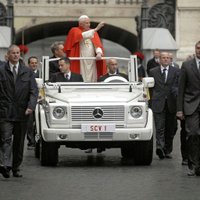 Romas pāvests turpmāk brauks ar 'Mercedes' hibrīdu