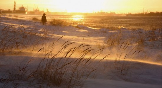 Солнце, снег и порывистый ветер до 20 м/с. Синоптики рассказали, какая погода ожидается в Латвии в субботу