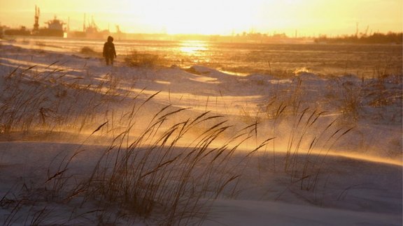 Солнце, снег и порывистый ветер до 20 м/с. Синоптики рассказали, какая погода ожидается в Латвии в субботу