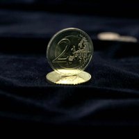 Банк Латвии выпустит монеты евро с аистом и коровой