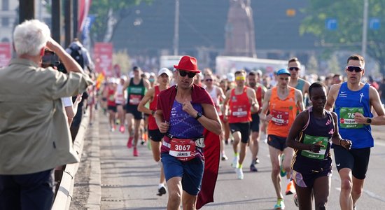 ФОТО. Латвийские бегуны Серегин и Силиня финишировали вторыми на Рижском марафоне 