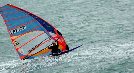 Pretēji ieteikumiem, trīs Latvijas vindsērfinga sportisti startē sacensībās okupētajā Krimā