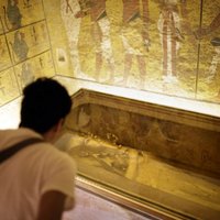 Pēc aviokatastrofas Ēģipte tūristus cenšas piesaistīt ar jaunu kapeņu atvēršanu