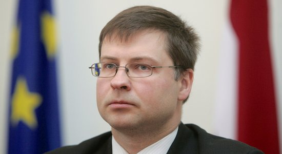 Zolitūdes traģēdijas sabiedriskā komisija sākotnēji vēlējās vēl lielākas algas, apgalvo Dombrovskis