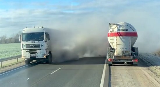 Grobiņā pa šoseju brauc degošs kravas auto