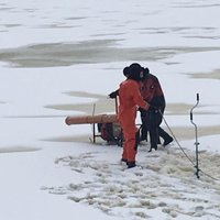 ВИДЕО: На Даугаве испытали новую пилу для разрезания толстого льда