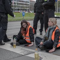 Klimata aktīvisti atkal pielīmē sevi pie asfalta Berlīnē