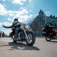 Foto: Rīgas ielās vērienīgi atklāj motosezonu