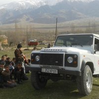 Foto: "Land Rover" un Sarkanais Krusts atzīmē 70 gadu sadarbību