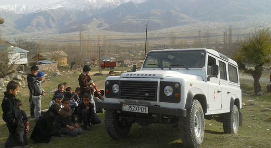 Foto: "Land Rover" un Sarkanais Krusts atzīmē 70 gadu sadarbību