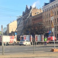 Likvidēts ugunsgrēks nelegālajā hostelī Rīgas centrā, kurā bojā gāja astoņi cilvēki (plkst. 20.26)