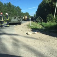 Uz Daugavpils šosejas apgāzies ASV militārais transportlīdzeklis; satiksme atjaunota