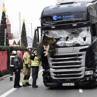 Uzbrukums Berlīnē: Auto bremzēšanas sistēma novērsusi lielāku traģēdiju