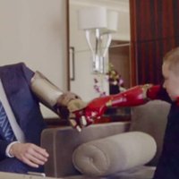 ВИДЕО: Роберт Дауни-младший подарил мальчику-инвалиду руку "Железного человека"